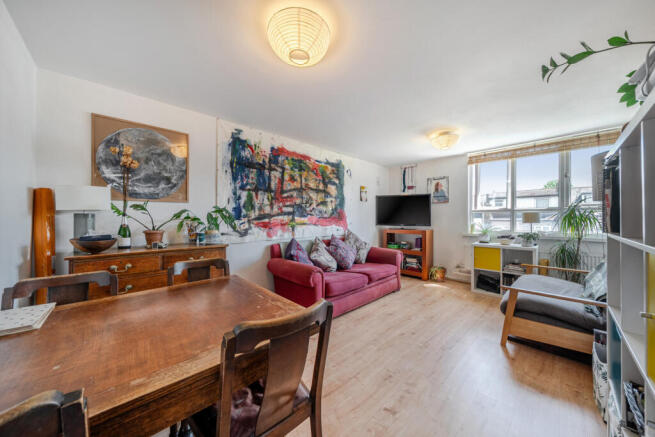 2 bed property, in Carlton Grove, £325,000
