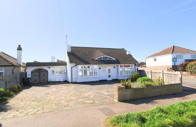4 bed property, in Woodmere Avenue, £650,000