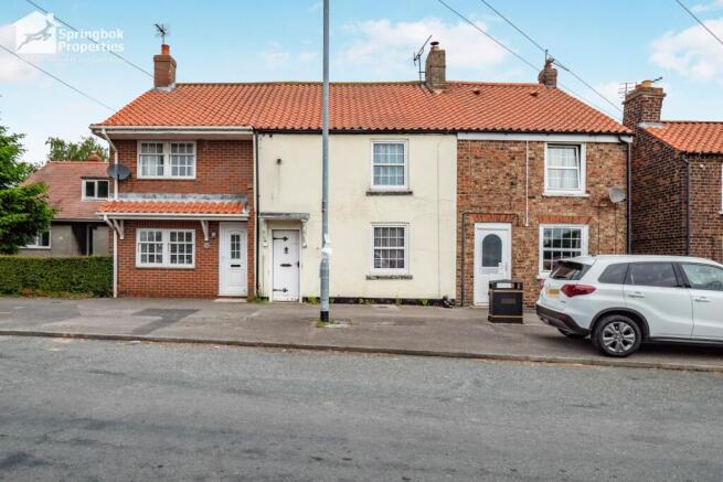 2 bed property, in Main Street, £170,000