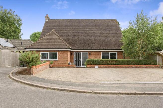 5 bed property, in Southbourne Close, £675,000