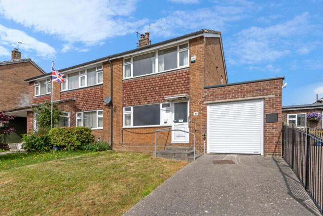 3 bed property, in Bucklers Mead Road, £200,000