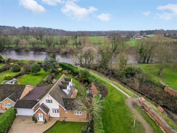 4 bed property, in Teesway, £550,000