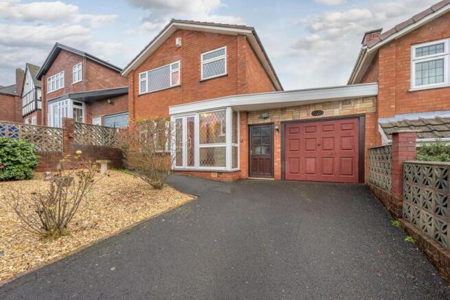 3 bed property, in The Knoll, £295,000