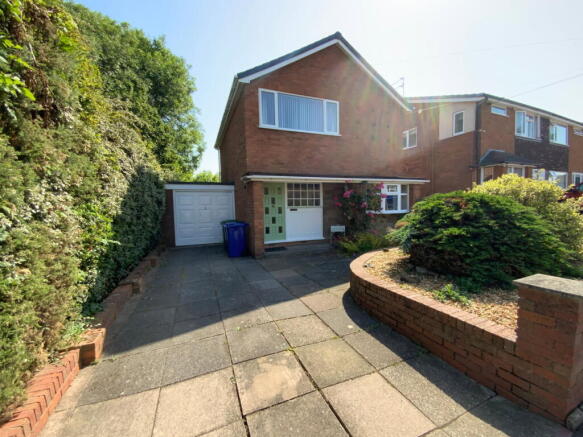 3 bed property, in Broadstone Avenue, £330,000