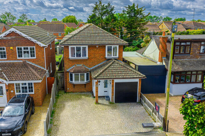 4 bed property, in Mayland Avenue, £475,000