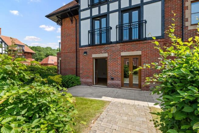 2 bed property, in Woodland Drive, £445,000
