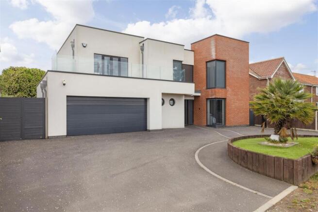 5 bed property, in Blundeston NR32, £850,000