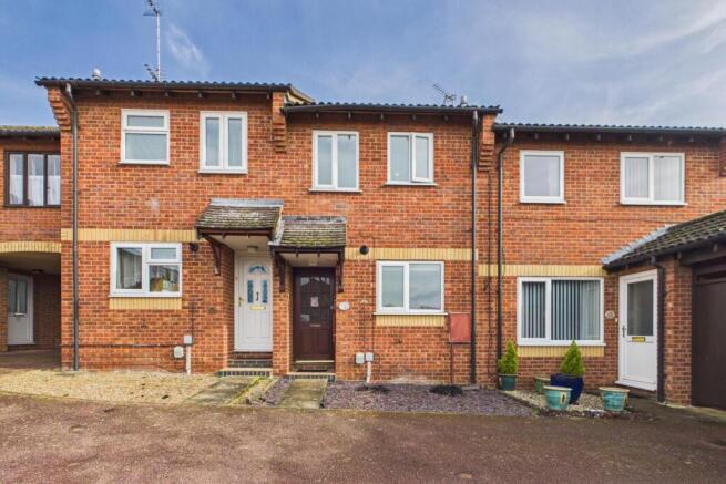 2 bed property, in Juniper Close, £180,000