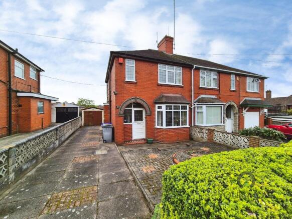 2 bed property, in Haywood Road, £140,000