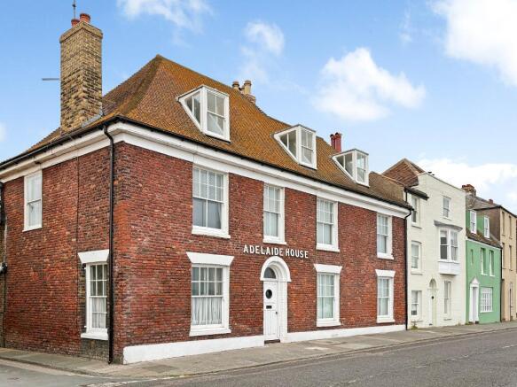 2 bed property, in Beach Street, £300,000
