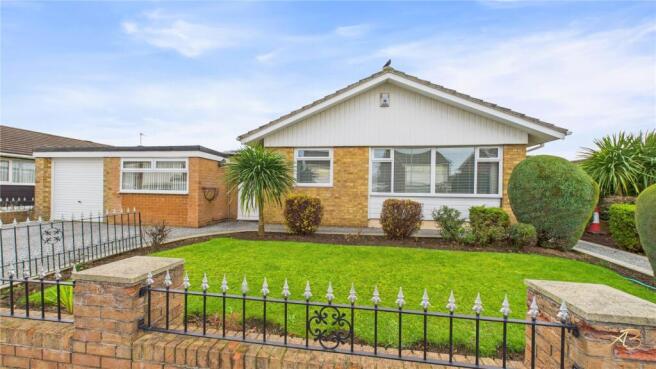 4 bed property, in Hall Drive, £340,000
