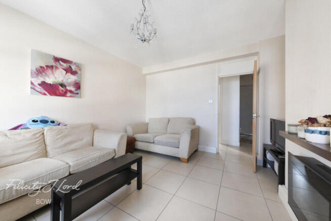 2 bed property, in Watts Grove, £300,000