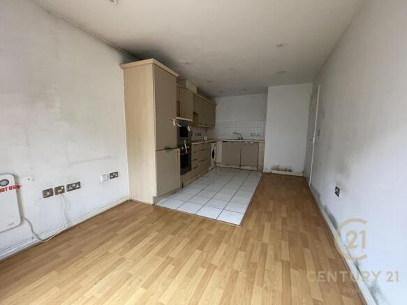 1 bed property, in Coombe Road, £140,000