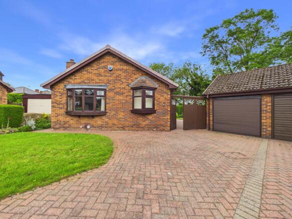 3 bed property, in Hollowood Avenue, £290,000