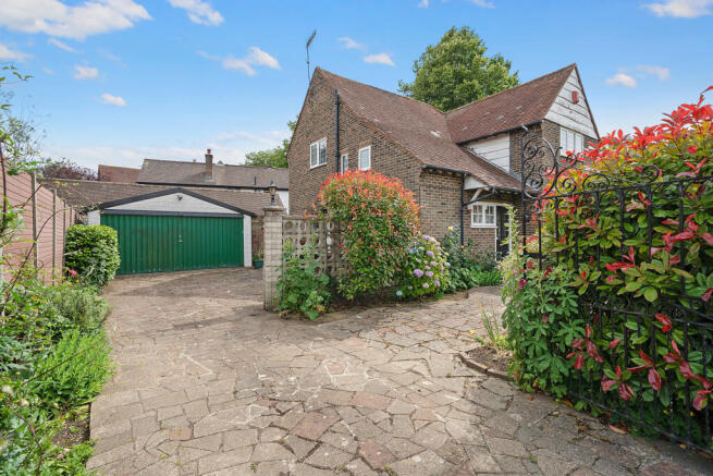 4 bed property, in Balcombe Gardens, £600,000