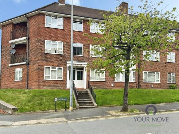 2 bed property, in Broadway, £40,000