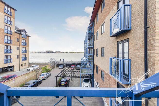 1 bed property, in West Street, £160,000