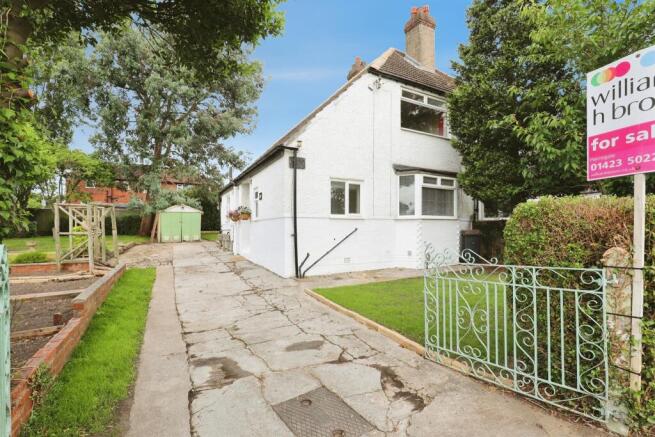 2 bed property, in Greenfields Drive, £300,000