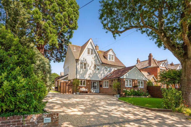 5 bed property, in Green Lane, £1,125,000
