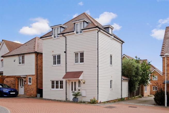 4 bed property, in Aurum Close, £415,000