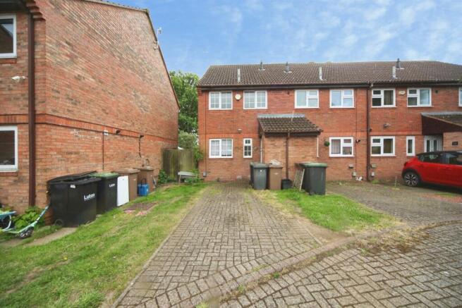2 bed property, in Anmer Gardens, £250,000