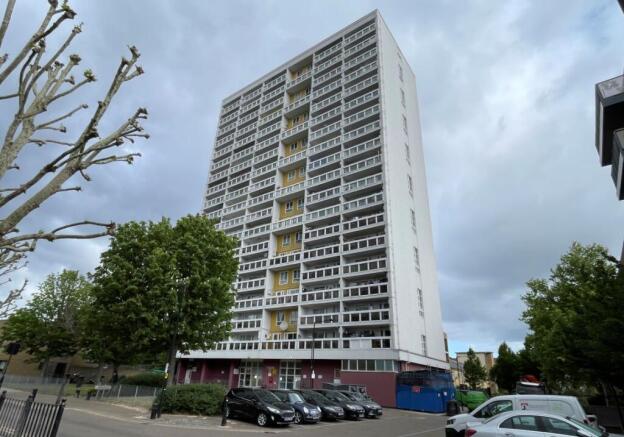 2 bed property, in Flat 37 Gayton House, £170,000