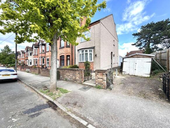 3 bed property, in Earls Road, £180,000