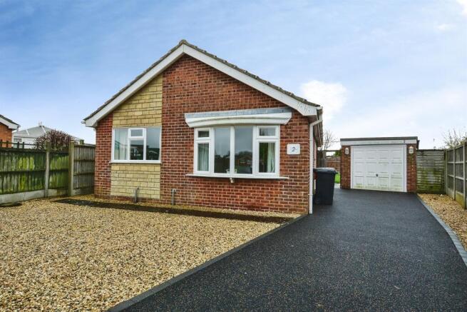 2 bed property, in St. Annes Close, £175,000