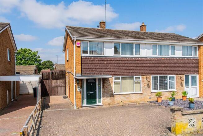 3 bed property, in Pennine Way, £220,000