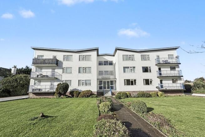 2 bed property, in Southbourne, £230,000