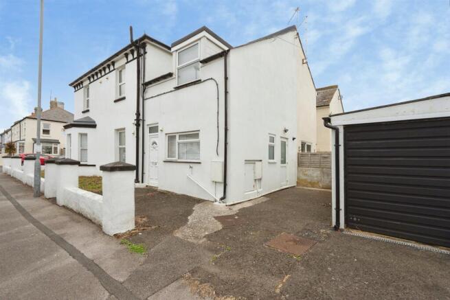 3 bed property, in Latimer Road, £350,000