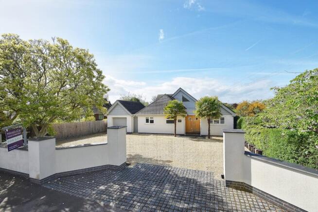 5 bed property, in Green Lane, £725,000