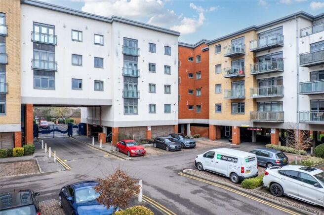 1 bed property, in Wallis Place, £140,000