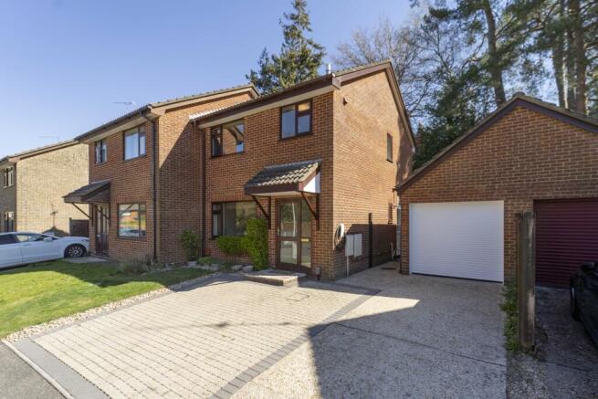 3 bed property, in Ref: Re - Wentworth Drive, £400,000