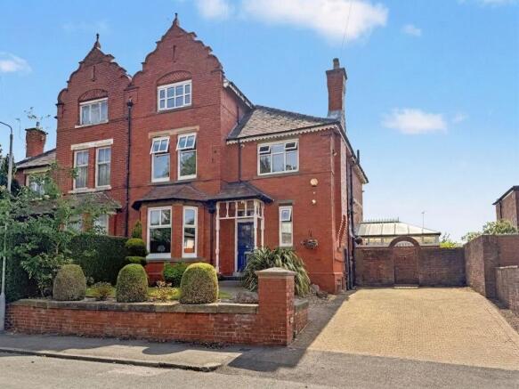 6 bed property, in Glebelands Road, £925,000