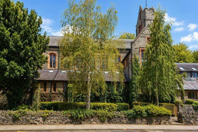 1 bed property, in Garth Road, £89,950