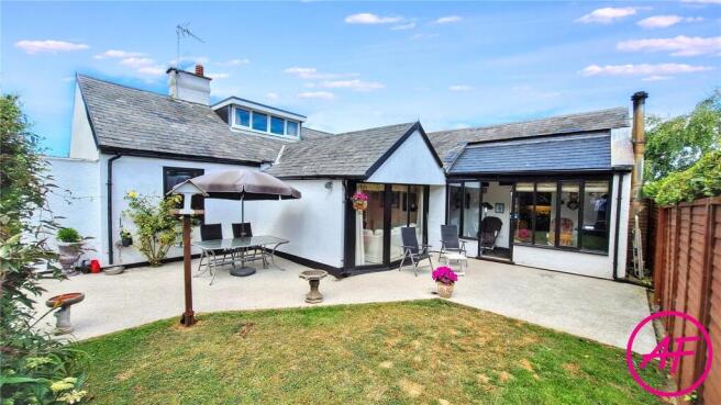 3 bed property, in Sychnant Pass Road, £460,000