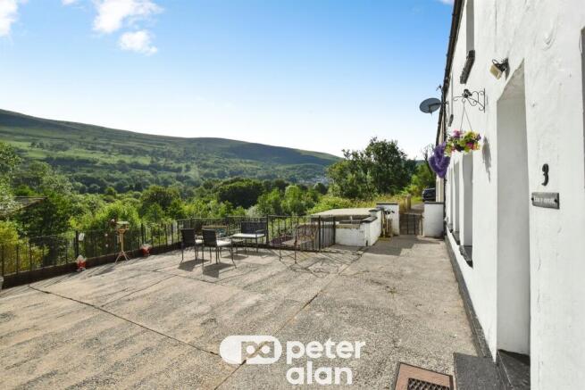 4 bed property, in Castle Terrace, £250,000