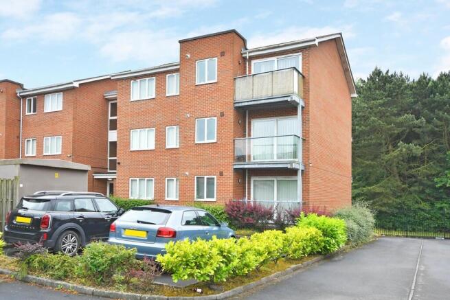 2 bed property, in Sunny Bank, £70,000