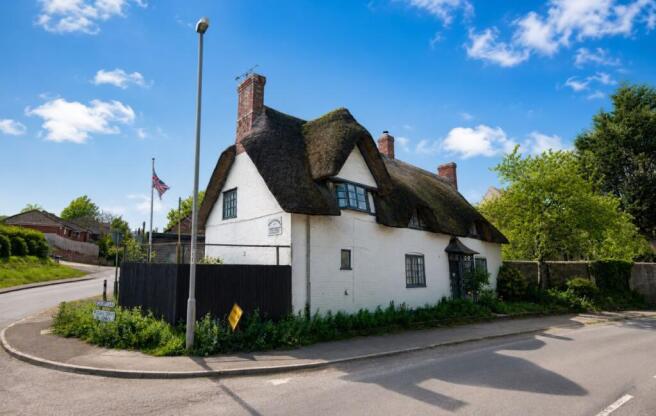 4 bed property, in Barton Farmhouse, £200,000
