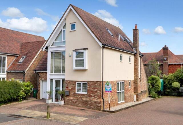 5 bed property, in Paxton Avenue, £525,000