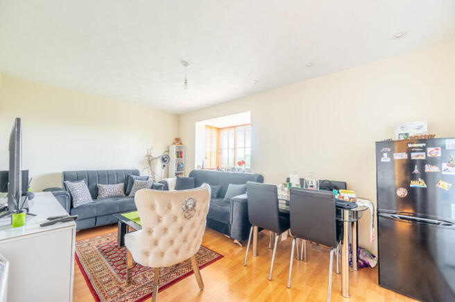 1 bed property, in Campbell Gordon Way, £225,000