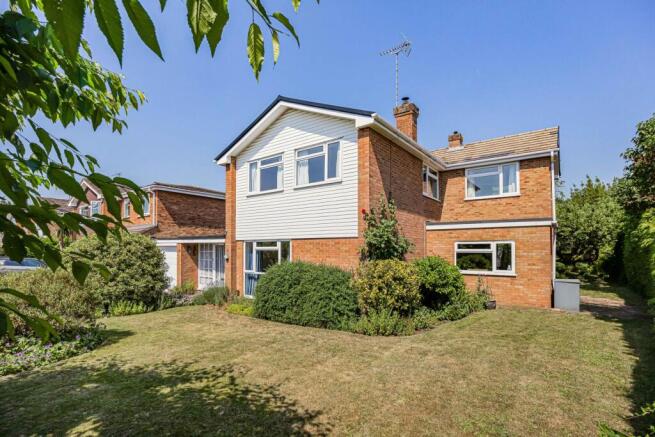 4 bed property, in Nash Close, £795,000