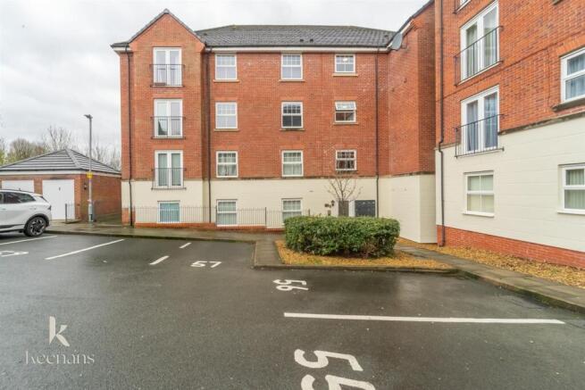 2 bed property, in Stonemere Drive, £120,000