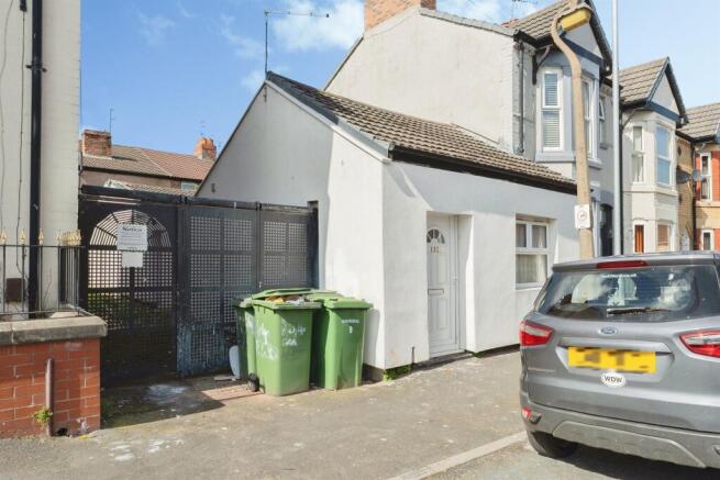 2 bed property, in Craven Street, £65,000