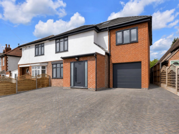 5 bed property, in Pine Tree Avenue, £700,000