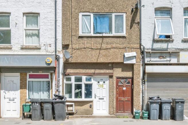 1 bed property, in Dock Road, £150,000