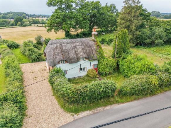 2 bed property, in Long Lane, £250,000