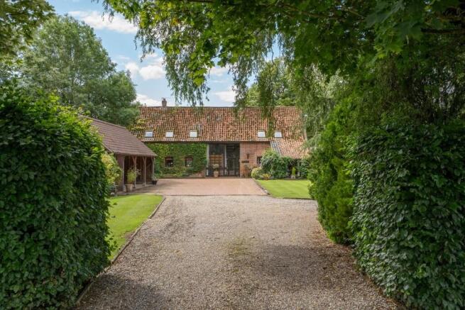 6 bed property, in Ipswich Road, £900,000