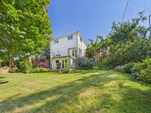 5 bed property, in New Road, £925,000